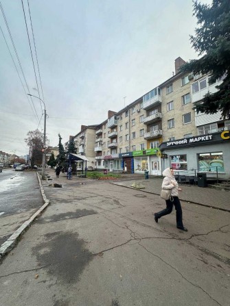 Пр. Миру 44м2 Здам ФАСАДНЕ приміщення з АКТИВНИМ Трафіком біля Зупинки - фото 1