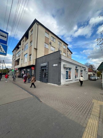 Б Хмельницького 182м2 Здам приміщеня з Ділянкою Парковкою біля ЗУПИНКИ - фото 1