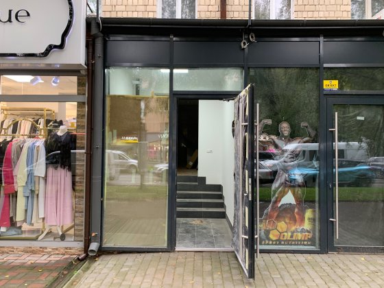 Оренда фасадного приміщення на Стасюка в топовому торговому ряду Чернівці