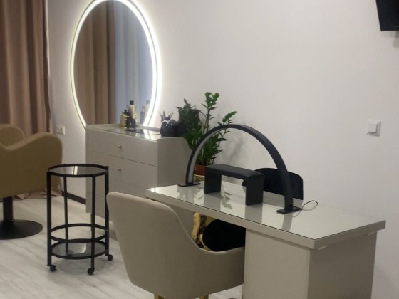 Оренда столу для манікюру. Світло є завжди! Ужгород