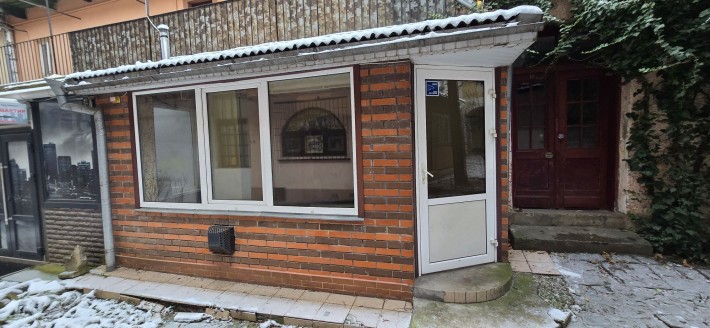 Здається приміщення в центрі в прохідному дворі. дворі - фото 1