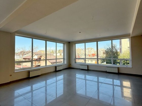 Офіс 110 м² з панорамними вікнами — готовий до роботи Чернівці