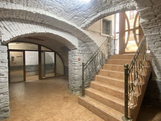 Фасадне комерційне приміщення у самому центрі міста Чернівці