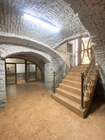 Фасадне комерційне приміщення у самому центрі міста - фото 1