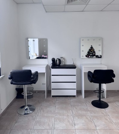 Оренда столика стіл бровіста візажиста перукаря робоче місце - фото 1