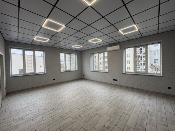 Приміщення вільного призначення, є інвертор, в кабінеті є вода Винница