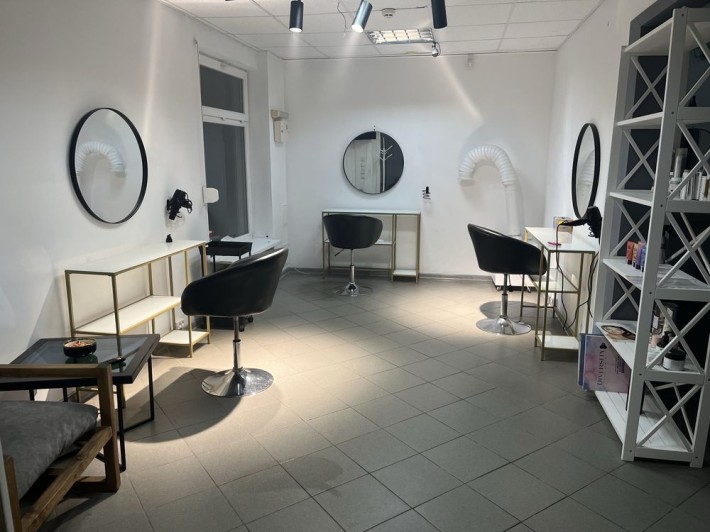 Місце для майстра перукаря або кератину - фото 1