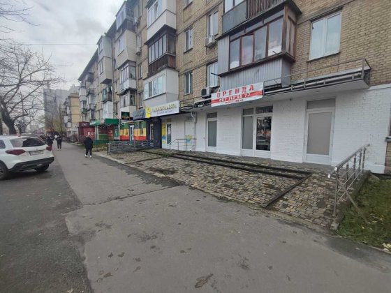 Оренда фасадного приміщення "Дарницька" площа. Від 15м2