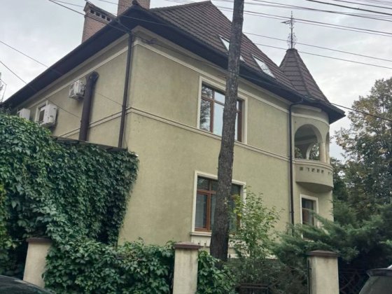 Здається окрема будівля 388 кв 3 поверха Чернівці