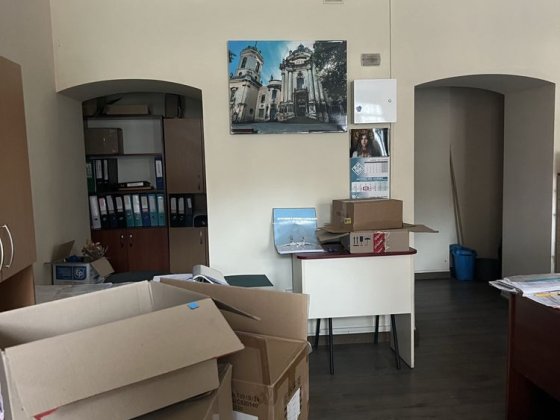 Здається приміщення на куті Л.Толстого-Б.Хмел. Чернівці