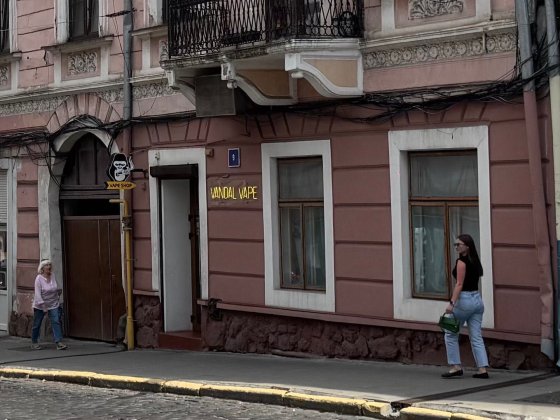 СМ Магазин 1 лінія з орендарями в центрі Чернівців, гарна інвестиція! Чернівці