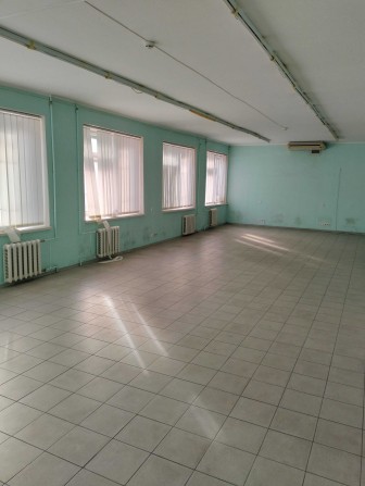 Торгово-выставочное помещение на 1-м этаже, общей площадью 179 м2. - фото 1