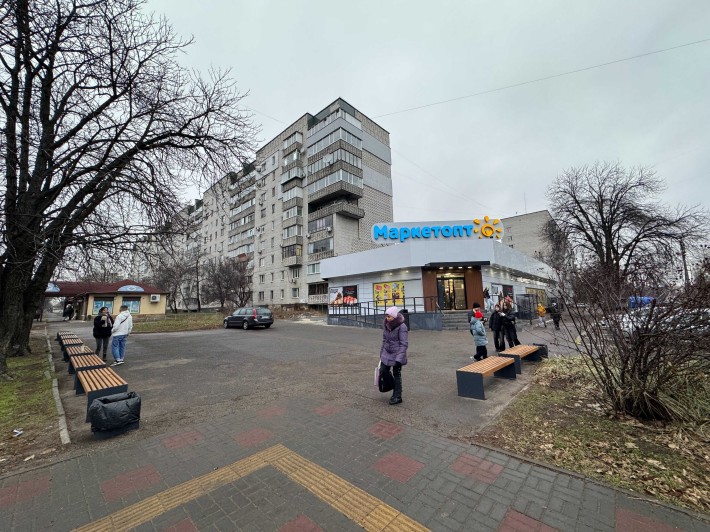 Приміщення в спальнику біля продуктового магазину - фото 1