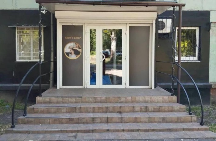 Сдам парикмахерскую ПАТРИОТИЧЕСКАЯ 7.000гр - фото 1