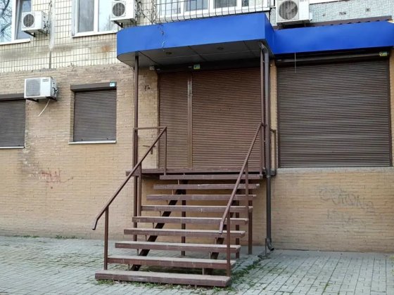 Аренда помещения. Фасадный вход. Красная линия. Кодак. Победа.