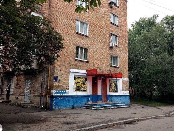 метро Дорогожичі, в жвавому місці на перетині пішох. і трансп.шляхів