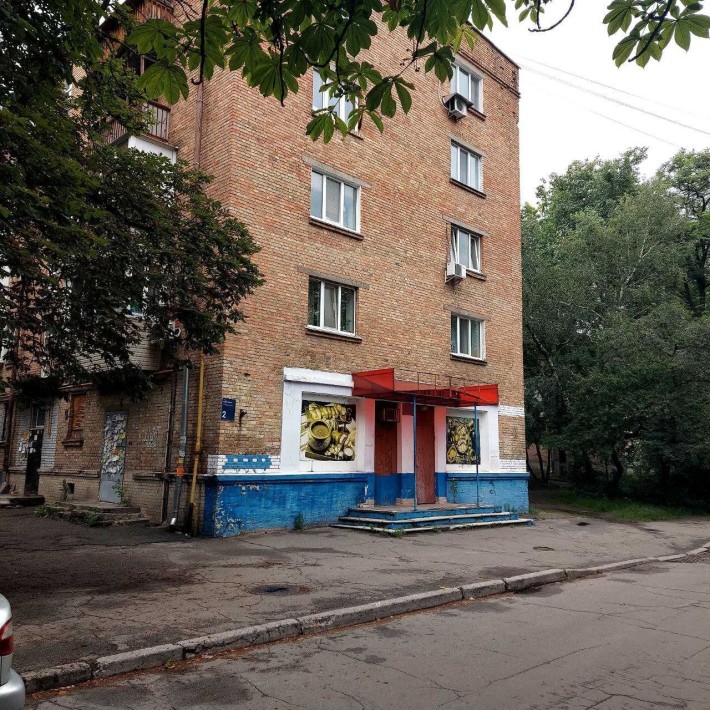 метро Дорогожичі, в жвавому місці на перетині пішох. і трансп.шляхів - фото 1