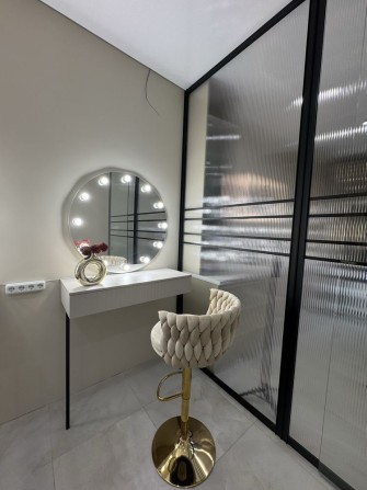 Здається робоче місце в салоні в центрі міста. - фото 1