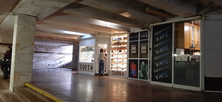 м. Театральная 6 кв.м. Свет есть всегда. - фото 1