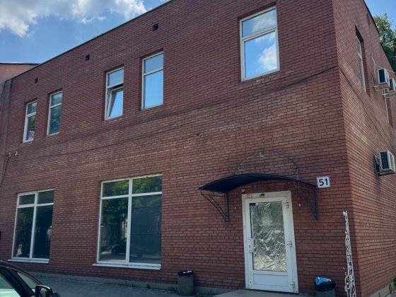 Здам в оренду приміщення ( модна під автосалон )