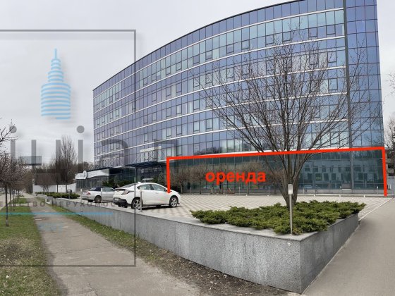 Оренда фасадного приміщення  1-го поверху в Бізнес Центрі з парковкою