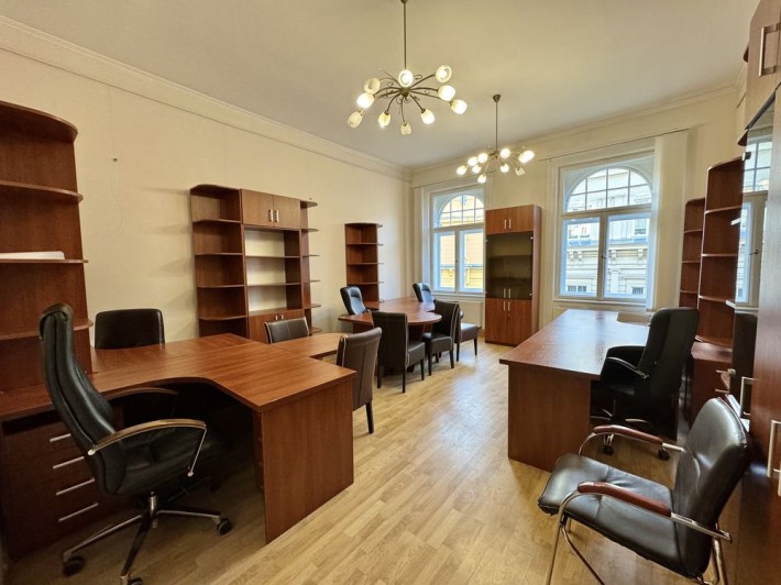 Офіс 485 (м2) в ЦЕНТРІ з Меблями і Технікою, ВЛАСНИК - фото 1