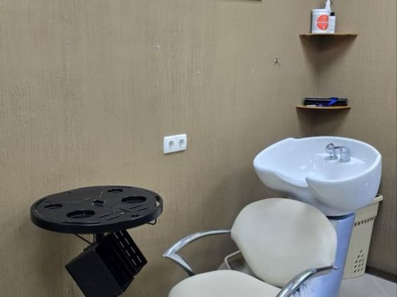 Сдам в работающем салоне место парикмахера!