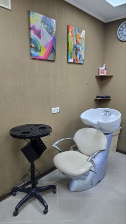 Сдам в работающем салоне место парикмахера! - фото 1