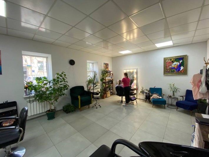 Салон ( без меблів) на пр соборном 45 метров , вода , туалет - фото 1