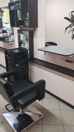 Сдам в аренду оборудованное .место мастеру парикмахеру - фото 1