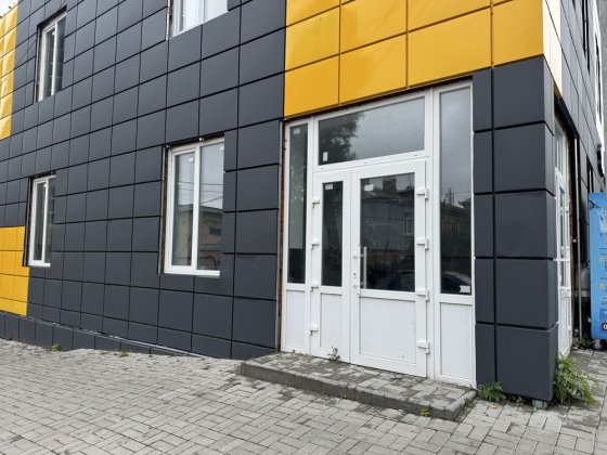 560 кв м , в центр міста , приміщення під любий вид використання .