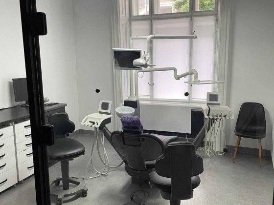 Стоматологічне крісло, кабінет. Львів
