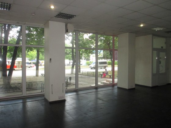 Кирилівська,117, вітрини, фасад, активний трафік, нежитловий фонд.