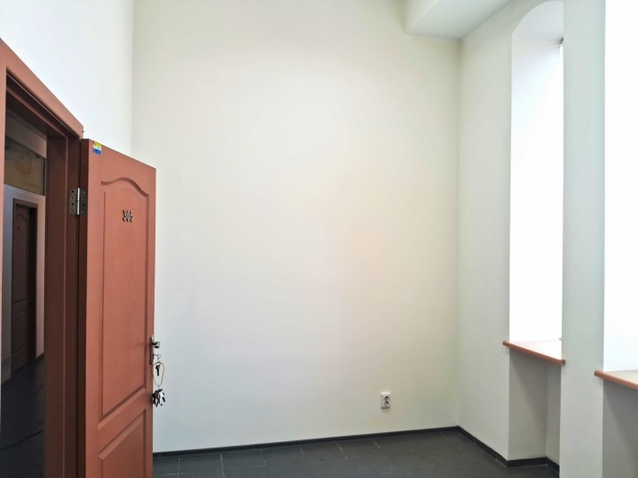 Сдам офис в центре города общей пл.12 кв.м , 5550 грн. - фото 1