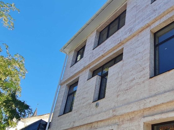 Оренда приміщення. 230 кв.м. вул. Захисників Миколаєва. Фасад Миколаїв