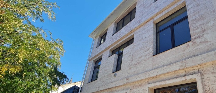 Оренда приміщення. 230 кв.м. вул. Захисників Миколаєва. Фасад - фото 1