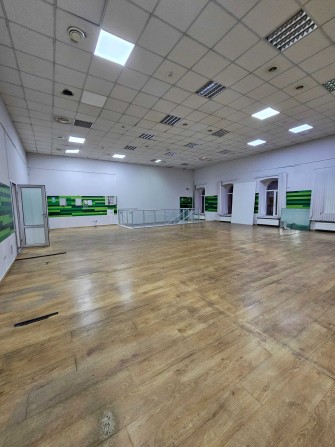 Фасадное помещение площадью 260м под магазин,офис ,студия танцев. - фото 1