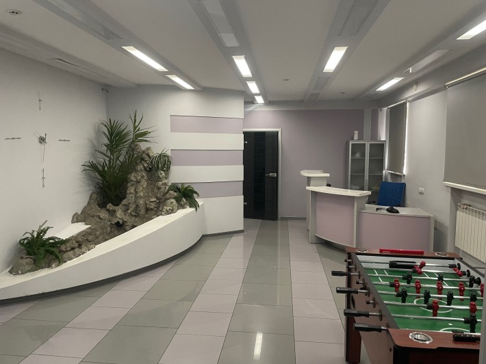 Офіс в центрі міста, з меблями, 230 кв.м., 22 робочих міста - фото 1