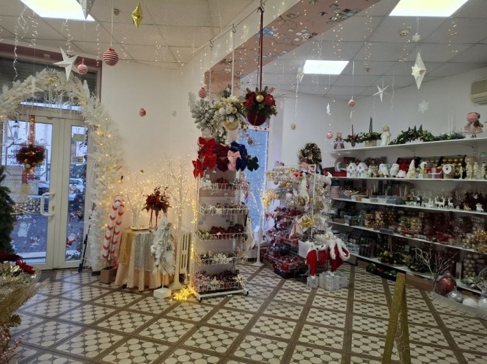 Сдам красивое фасадное помещение под  магазин,  салон, кафе. - фото 1