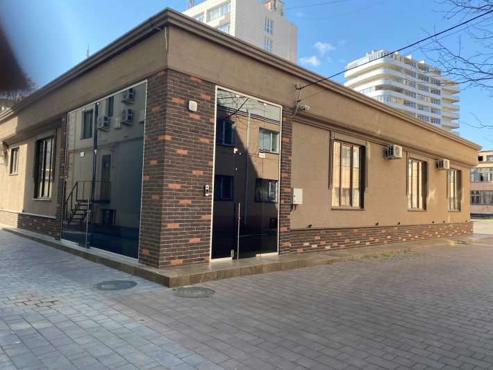 Просторный офис 300 кв м с современным дизайнерским ремонтом . - фото 1