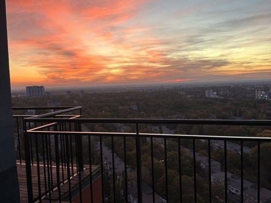 ОФІС З МЕБЛЯМИ ТА СВІТЛОМ є терасса з оглядом на захід сонця Одеса