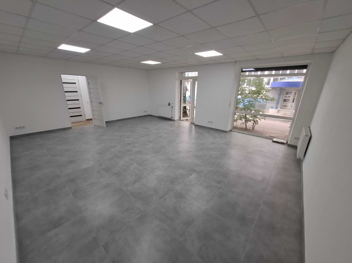 Магазин - офіс на вул. Олени Степанівни 50 . Фасадний вхід - фото 1