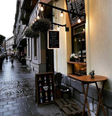 Оренда приміщення "вікно" на вул Пекарська - фото 1