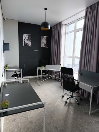 Сдам супер стильный офис. 34  м2 и терраса. 5 рабочих мест с мебелью - фото 1