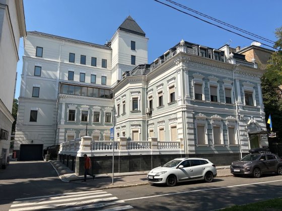 Печерськ. Липська 10. Офісний  центр з паркінгом! Світло, є, завжди!!! Киев