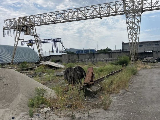 Аренда открытого склада с козловым краном 10 тн
