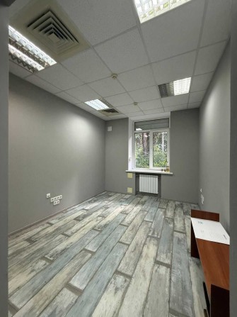 Приміщення 90 кв.м вулиця Освіти 10, фасадні вікна. - фото 1