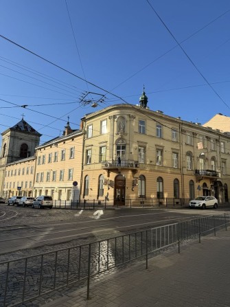 Оренда приміщення центр вул. Винниченка 1. 330м + відкритий двір 100м - фото 1