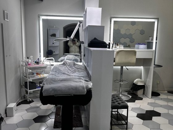 Здається робоче місце лешмейкера, майстра перманенту, косметолога Львів