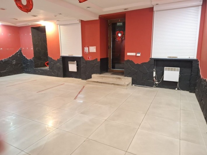 Сдам помещение под магазин район привоза в проходном месте Одессы. - фото 1